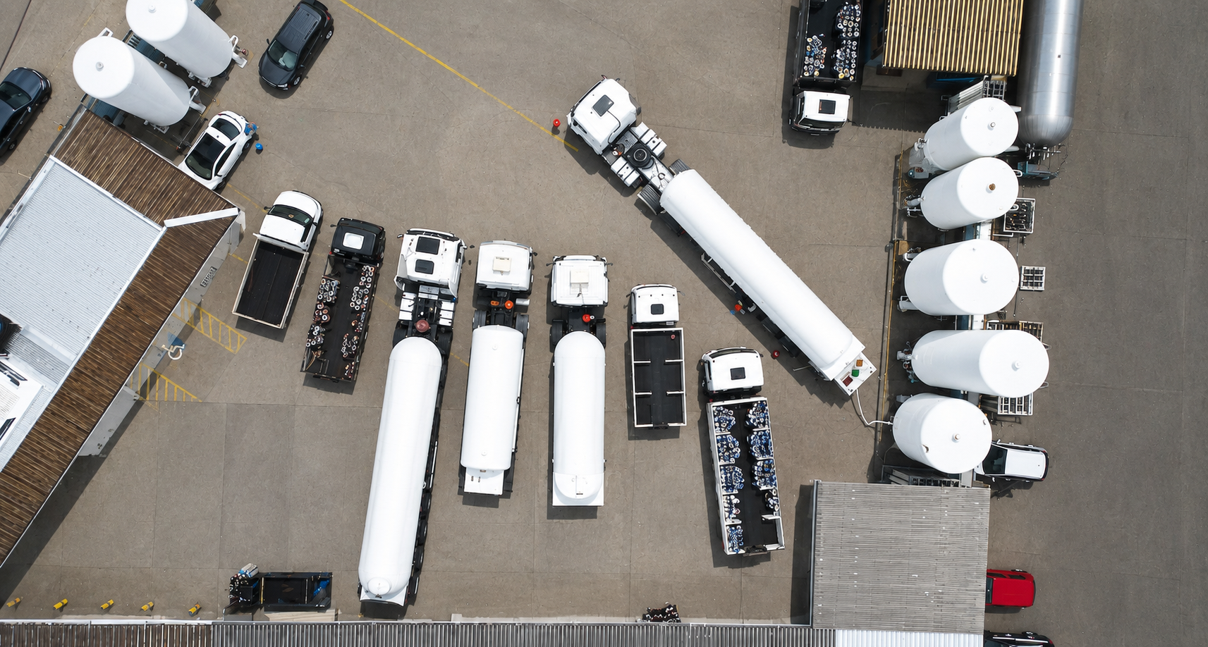 Varios camioes de transporte, em um ambiente industrial