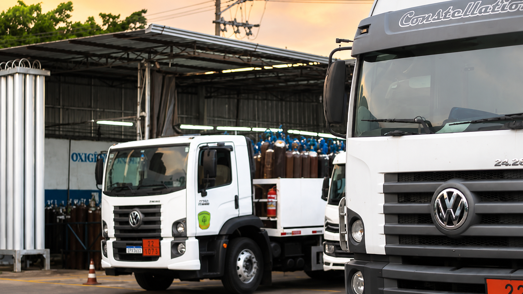 Caminhão de transporte com cilindros, em um ambiente industrial
